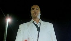 Ho (Ti Lung) se rendant � la police