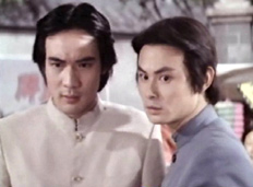 Norman Chu et Gordon Liu observent la technique de la boxe de l'homme ivre ex�cut�e par un Liu Chia Liang compl�tement pint�